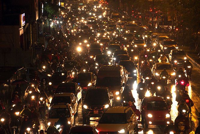 Hàng ngàn người dân Thủ đô chôn chân trong mưa rét vì tắc đường